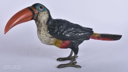 A COLD PAINTED BRONZE FIGURE OF A TOUCAN. 15 cm x 