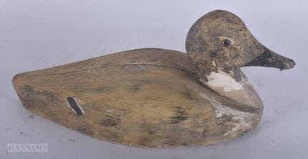 UN APPÂT POUR CANARD EN BOIS SCULPTÉ. 27 cm de lar