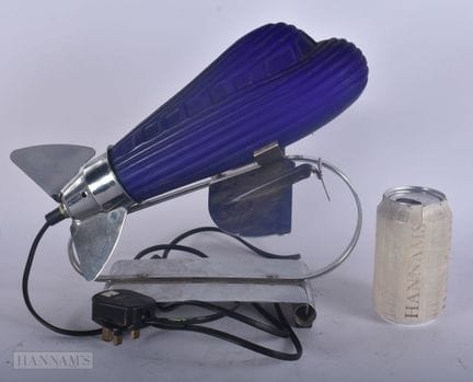 UNE LAMPE AÉRONAUTIQUE VINTAGE EN CHROME ET VERRE 