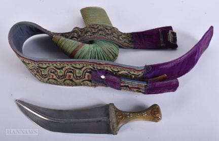 AN ISLAMIC MIDDLE EASTERN HORN HANDLED JAMBIYA DAG
