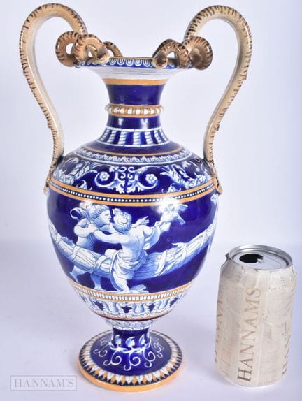 Eine italienische Majolika-Vase mit zwei Henkeln a