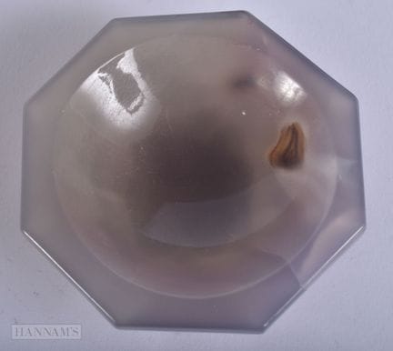 UNE PETITE SALIÈRE EN AGATE DE TYPE « GRAND TOUR »