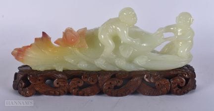 FIGURINE EN JADE REPRÉSENTANT DEUX GARÇONS, DATANT