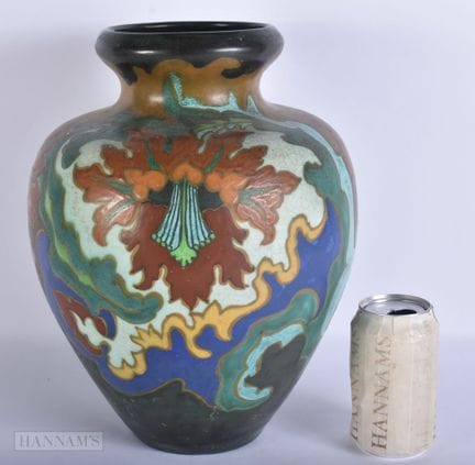 EINE GROSSE AMPHORA-KUNSTKERAMIK-BLUMENVASE. 33 cm