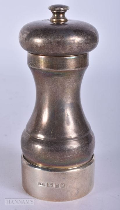 UN MOLINILLO DE PIMIENTA DE PLATA. 148 gramos en t