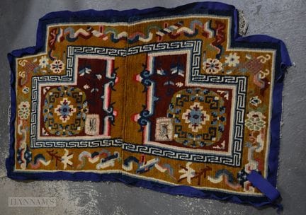 AN EARLY 20TH CENTURY CHINESE MUSTARD EMBROIDERED 