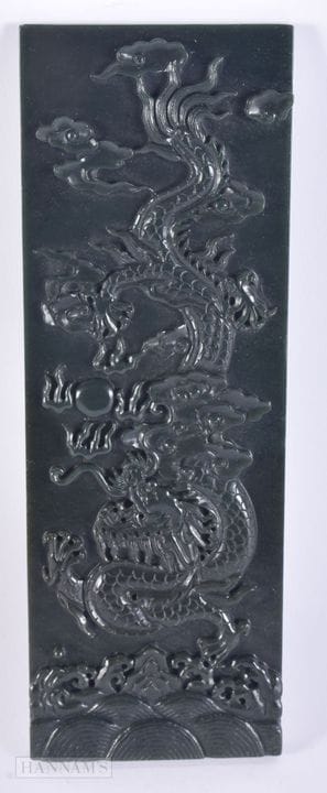 EINE CHINESISCHE GESCHNITZTE DRACHENPLAKETTE AUS S