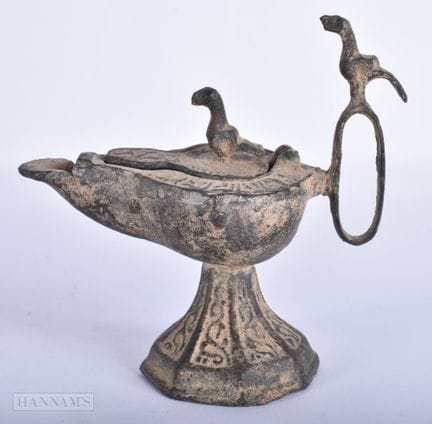 EINE ANTIKE ISLAMISCHE ÖLLAMPE AUS BRONZE. 12 cm h