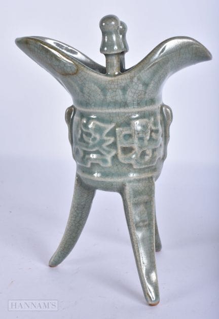 Ein chinesischer Jue-Weinkelch aus Seladon. 18 cm 