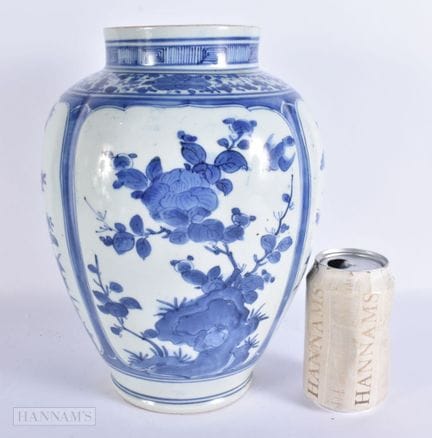 A LARGE 17TH CENTURY JAPANESE BLUE AND WHITE ARITA