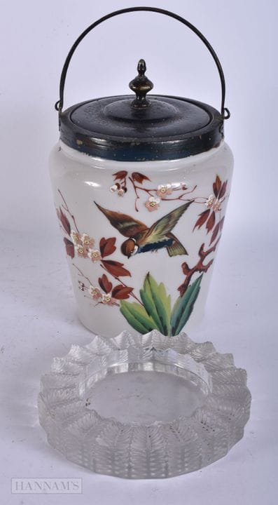 EINE EDWARDIANISCHE, EMAILLIERTE OPALGLAS-KEKSDOSE