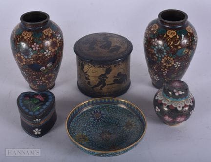 UN MAGNIFIQUE PLAT CHINOIS EN ÉMAIL CLOISONNÉ DU X