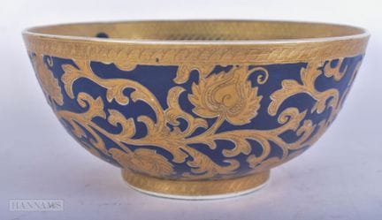 UN BOL À FLEURS EN PORCELAINE CHINOISE. 25,5 cm de