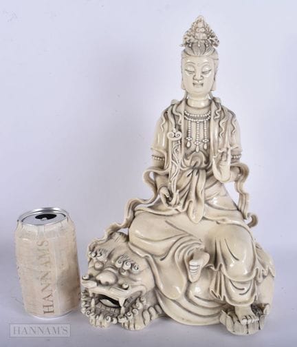 Eine chinesische Porzellanfigur eines Unsterbliche