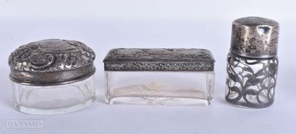 ZWEI MIT SILBER VERZIERTE GLASDOSEN und ein mit Si