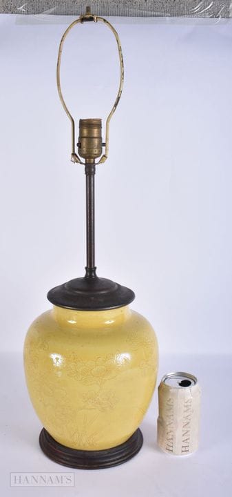 EINE AUSSERGEWÖHNLICHE KINESISCHE PORZELLANLAMPE A