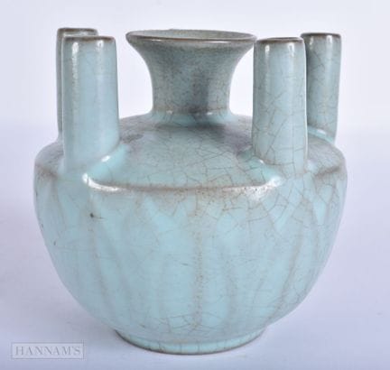 EINE CHINESISCHE BLAUE, EINFARBIGE TULPENVASE. 12 