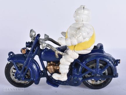 EIN WERBEFAHRZEUG MIT DEM MICHELIN-MANN. 21 cm x 1