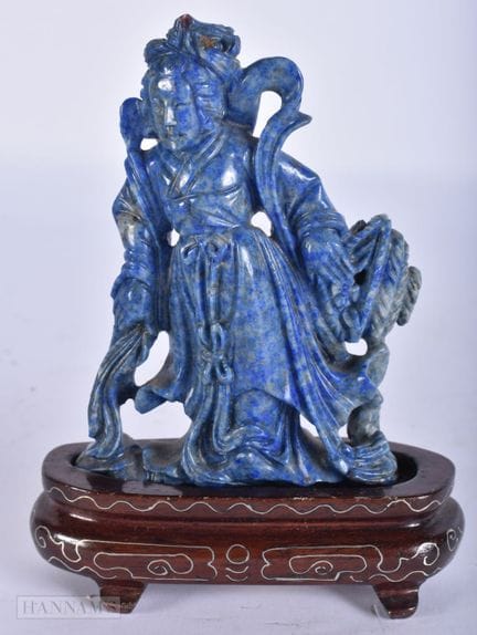 EINE CHINESISCHE, GESCHNITZTE LAPIS-LAZULI-FIGUR „