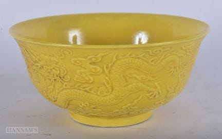 UN BOL CHINOIS EN PORCELAINE JAUNE REPRÉSENTANT UN