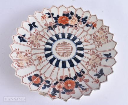 AN 18TH CENTURY JAPANESE EDO PERIOD IMARI SCALLOPE