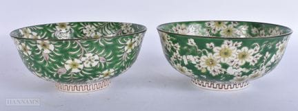 Ein Paar japanische Porzellan-Blumenschalen aus de