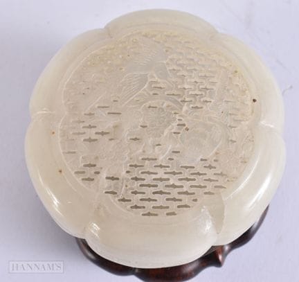 AN UNUSUAL EARLY 20TH CENTURY CHINESE CARVED AGATE