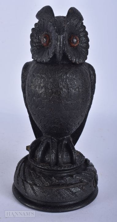 Ein viktorianisches, irisches Tintenfass mit Decke