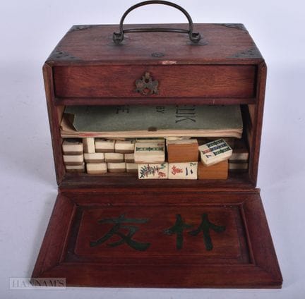 UN JUEGO DE MAHJONG CHINO DE HUESO Y BAMBÚ. 21 cm 