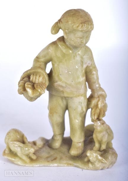 UNA INSÓLITA FIGURA DE PIEDRA DE JABÓN TALLADA DUR