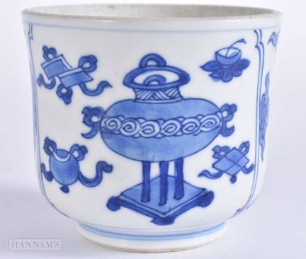 A 17TH CENTURY CHINESE BLUE AND WHITE PORCELAIN SC