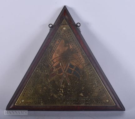 UN PLACARD DE CRIBAGE ANTIQUE EN CHÊNE, TRÈS ORIGI
