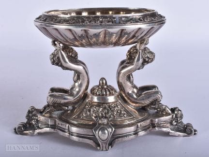 UN PRECIOSO SALERO CONTINENTAL DE PLATA CON FORMA 