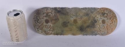 GRANDE AMULETTE CHINOISE EN JADE SCULPTÉ, EN FORME