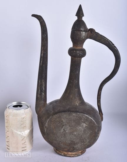 EINE ANTIKE ISLAMISCH-PERSISCHE KANNE. 34 cm hoch.