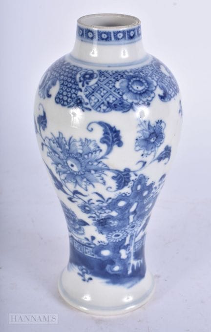 AN 18TH CENTURY CHINESE BLUE AND WHITE EXPORT VASE