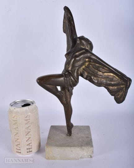 UNA ELEGANTE ESCULTURA EN BRONCE DE UNA BAILARINA 