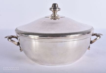 Eine weiße Metallterrine mit zwei Henkeln und Deck