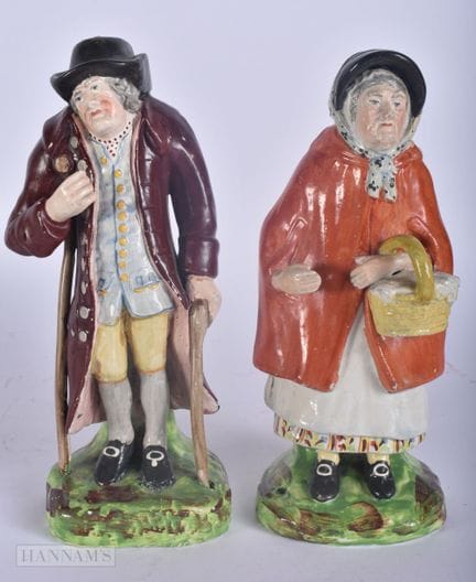 UNE PAIRE DE FIGURINES EN CÉRAMIQUE DE STAFFORDSHI