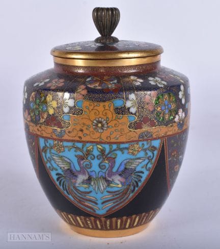 Ein japanisches Cloisonné-Emaille-Gefäß mit Deckel