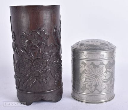 AN EARLY 20TH CENTURY CHINESE CARVED BAMBOO BITONG