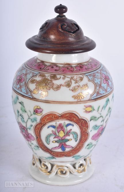 AN 18TH CENTURY CHINESE FAMILLE ROSE PORCELAIN TEA