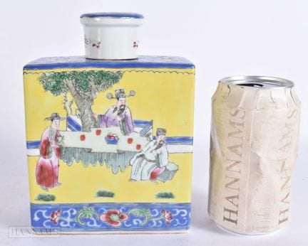 A LARGE EARLY 20TH CENTURY CHINESE PORCELAIN TEA C