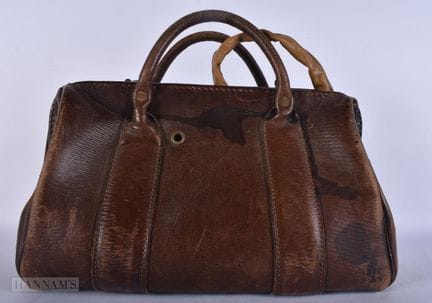Un maletín Gladstone de cuero vintage con el monog