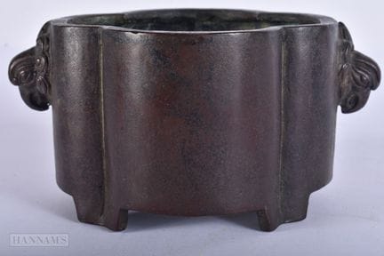 EIN CHINESISCHER BRONZE-RÄUCHERKELCH. 14 cm breit.