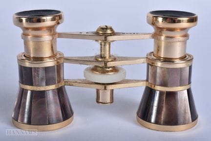 UNE PAIRE DE LUNETTES D'OPÉRA EN NACRE. 9 cm x 6 c