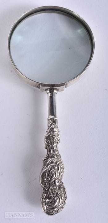 UNE LOUPE ANTIQUE EN ARGENT AVEC POIGNÉE ET ÉTUI. 