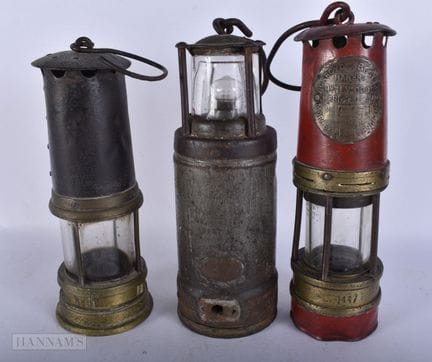DREI VINTAGE-BERGARBEITERLAMPEN. Die größte ist 28