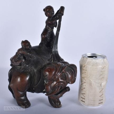 EIN CHINESISCHER BRONZE-ELEFANT MIT BEGLEITGRUPPE.