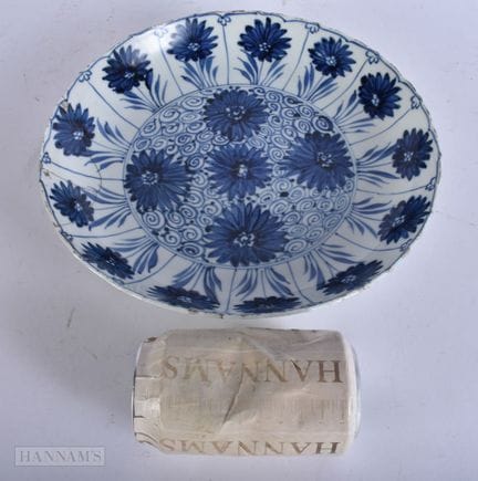 Un gran plato chino de porcelana azul y blanca del